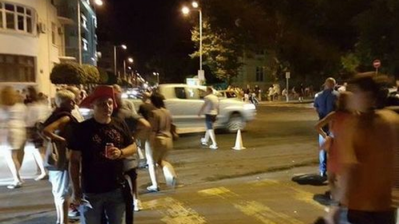 Бургазлии гневни: Градът остана без таксита, телефоните им блокираха след шоуто на Роби Уилямс