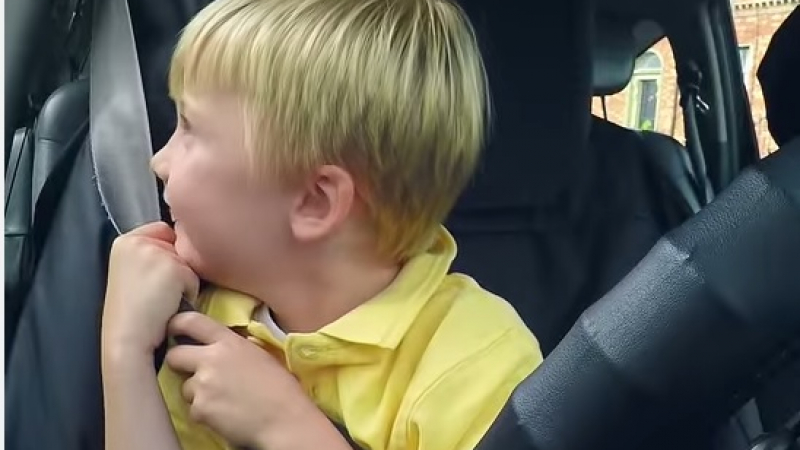 3-годишен шофьор на такси забавлява учудени пътници (ВИДЕО)