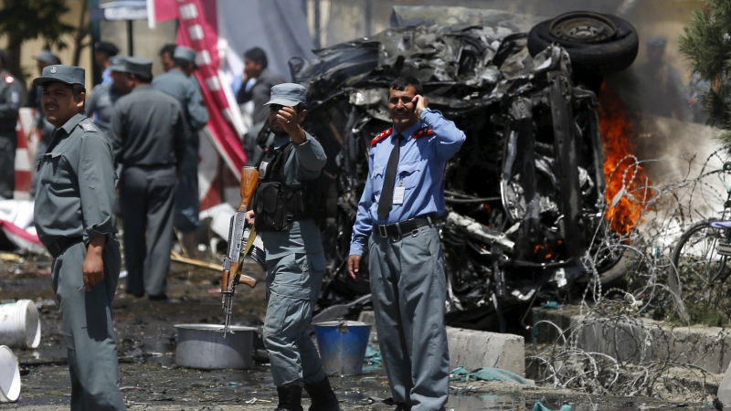 Камикадзе се взриви в колата си край летището в Кабул, има жертви (СНИМКИ)