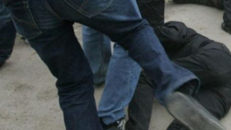 Таксиджия и аверът му пребиха и ограбиха турчин