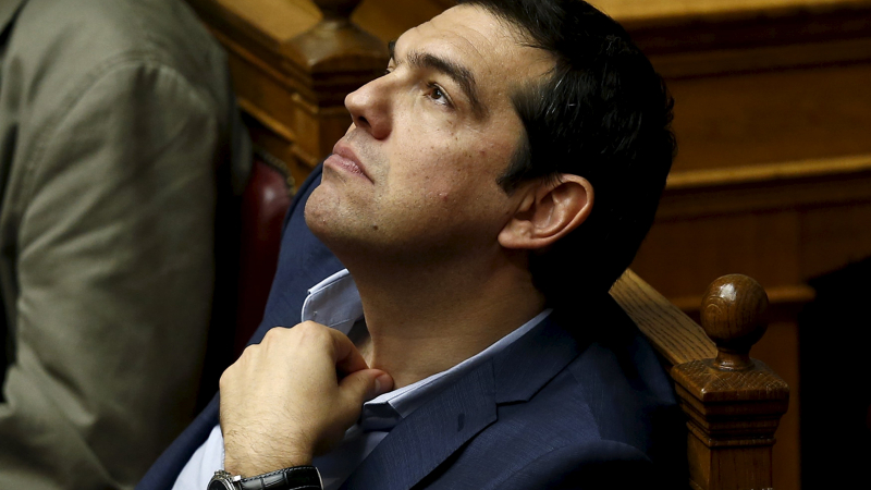 След споразумението: Ципрас реже парите и облекченията на министрите