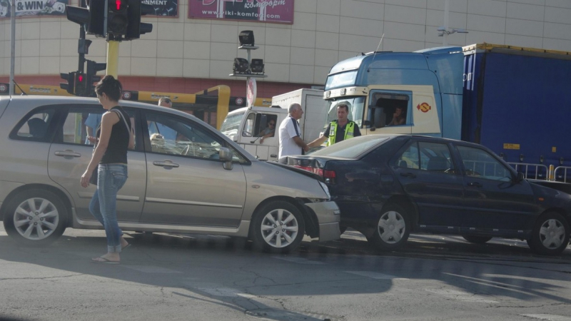От последните минути: Верижна катастрофа във Варна, три коли се потрошиха (СНИМКИ)