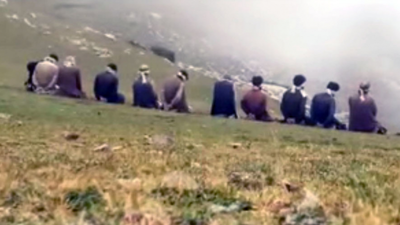 „Ислямска държава” се похвали с екзекуция на 10 души върху противопехотни мини (СНИМКИ)