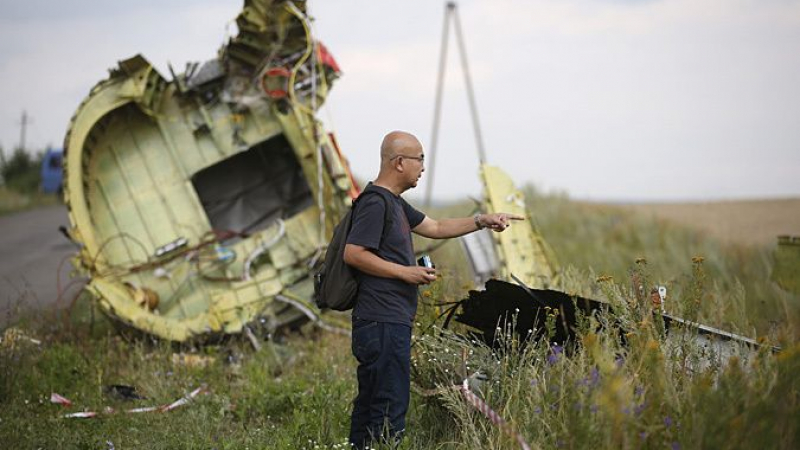 Откриха части от ракета, където се разби МН17 в Украйна