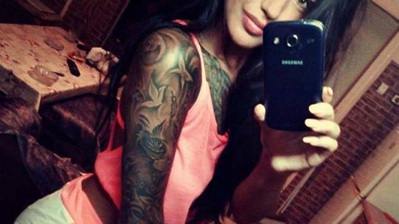 Татуирана красавица от Дупница стана звезда във Фейсбук 