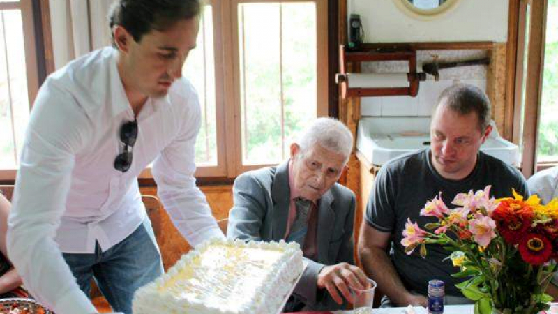 103 години празнува дядо Митьо от Костел