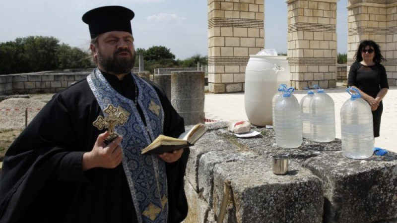 Миряни и свещеници в треска за жива вода