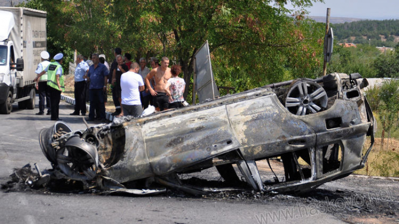 Зверска катастрофа на пътя за Кърджали! Кметски син оцеля по чудо в горящ джип (СНИМКИ)