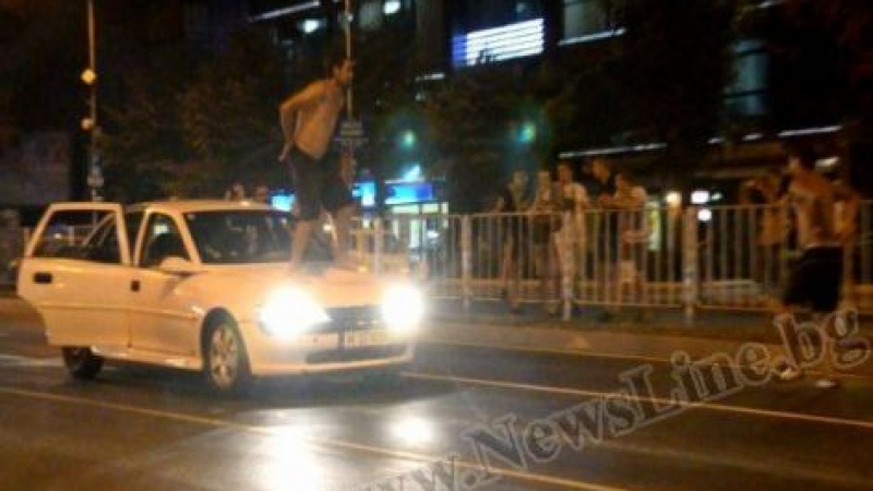 Цигани вилняха пред общината във Варна, друсат кючек върху тавана на кола 