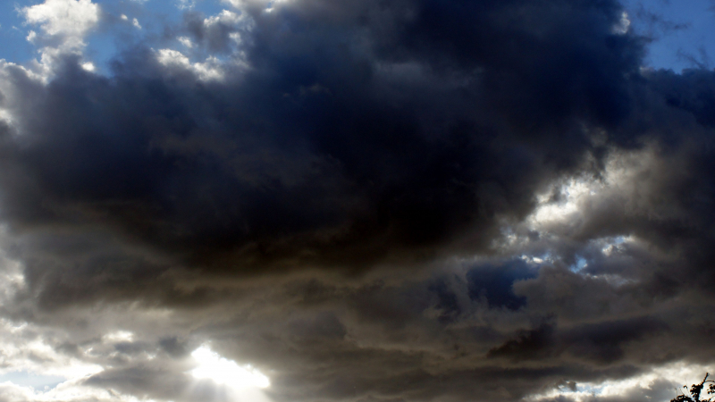 Първо в БЛИЦ: Страховити черни облаци идват към София от Северозапад