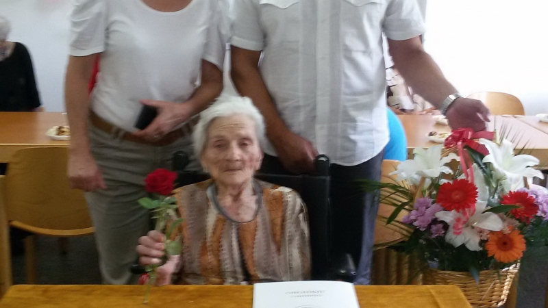 Баба Атанаска Пенчева на 100 г.: Цял живот работя, не се жаля, но съдбата ми е дала много дни