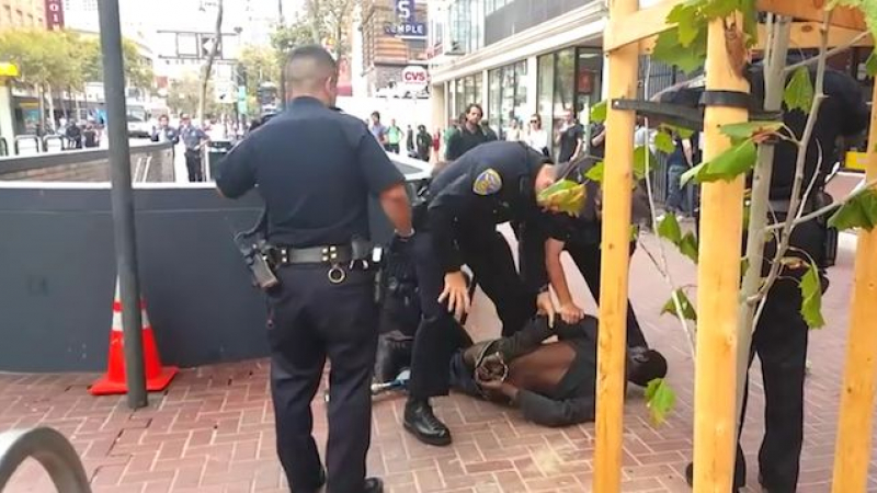 14 полицаи арестуваха чернокож с ампутиран крак (ВИДЕО)
