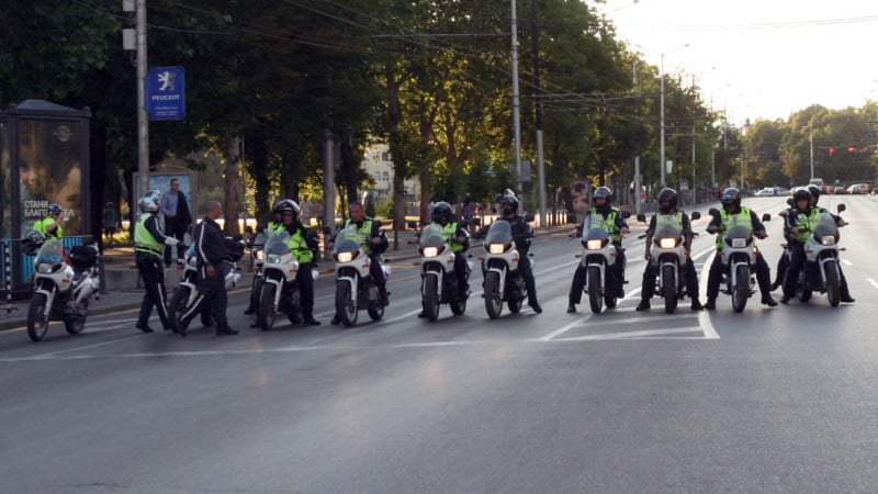 Полицаи на мотори вадят джигити от пътя
