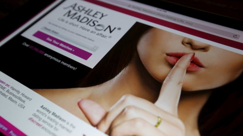 Хакерите, пробили сайта за неверни съпруги, публикували кода  