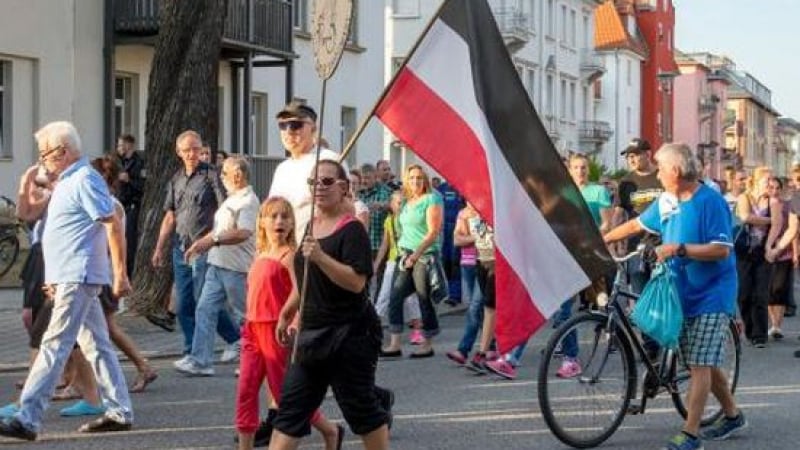 Германци се вдигнаха на протест срещу бежанци с нацистки химни (ВИДЕО)