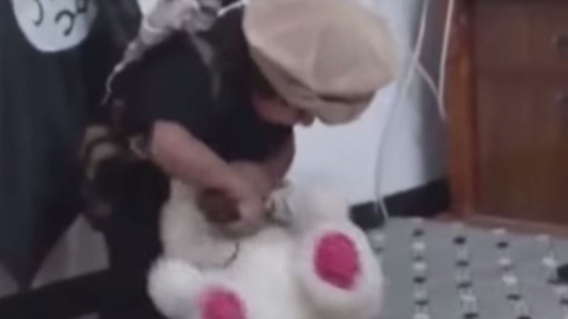 Момченце от &quot;Ислямска държава&quot; обезглави мечето си (ВИДЕО)