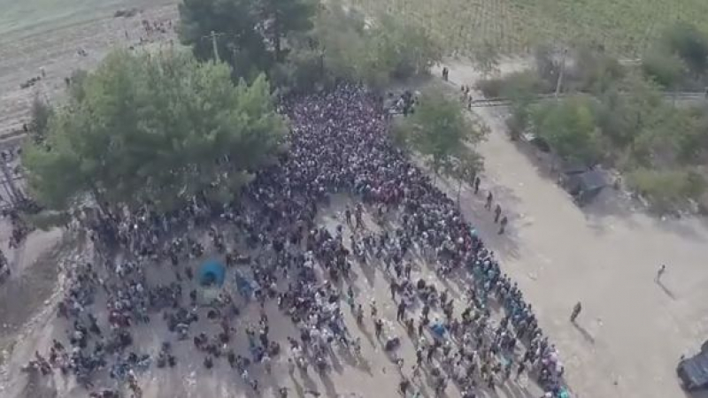 Дрон засне гмеж от бежанци, блокирани на границата на Македония (ВИДЕО)