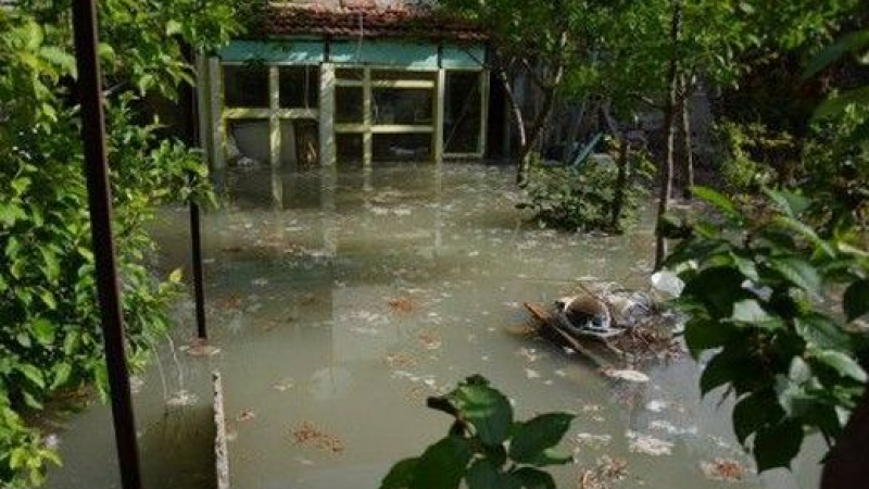 Ад в Садово! Бурята наводни 40 къщи, хората не искат да напускат домовете си