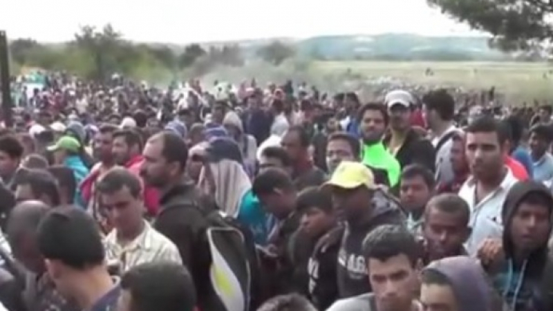 Гневен бежанец се закани от Македония: Брюксел, идваме, каквото ще да става! (ВИДЕО)