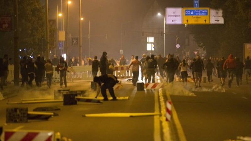 Радикали отново нападнаха приют за бежанци в Германия, има ранени полицаи