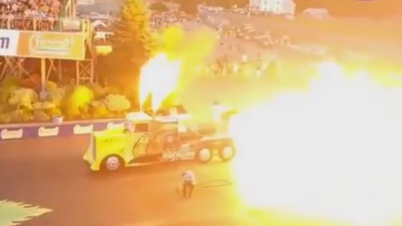На косъм от трагедия: Реактивен камион подпали асфалта на шоу в САЩ (ВИДЕО)