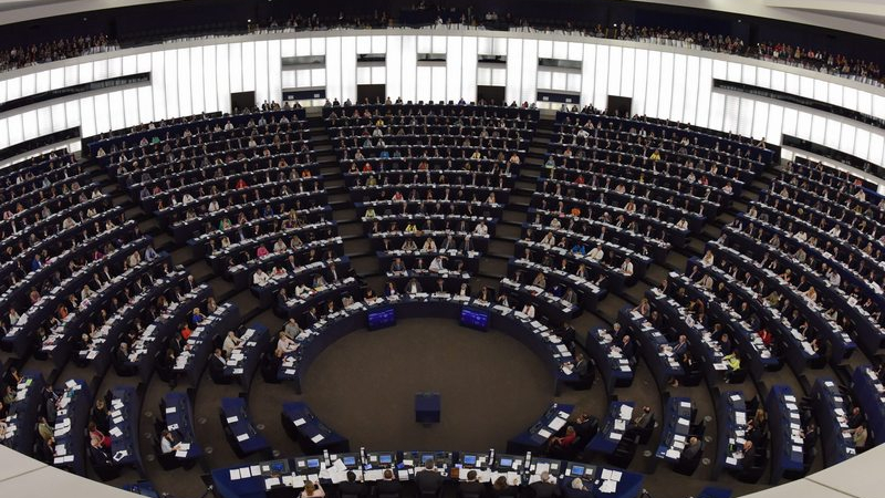 Евродепутатите взимат поне 10 000 евро месечно, даже и да кръшкат от работа