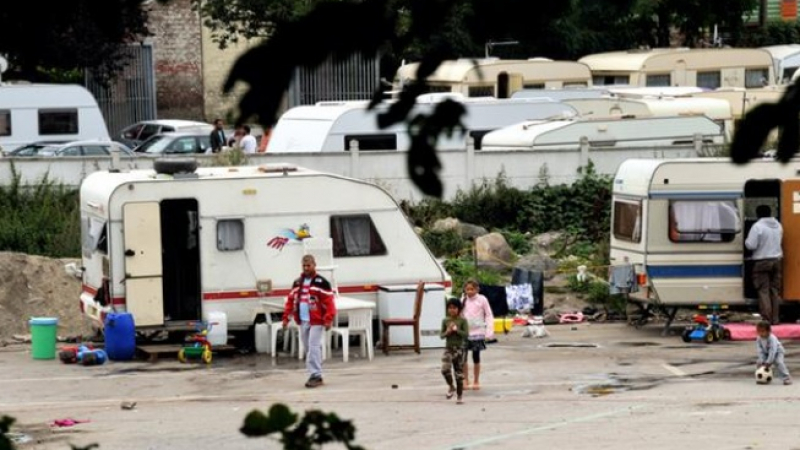Касапница с убити и ранени в ромски лагер във Франция