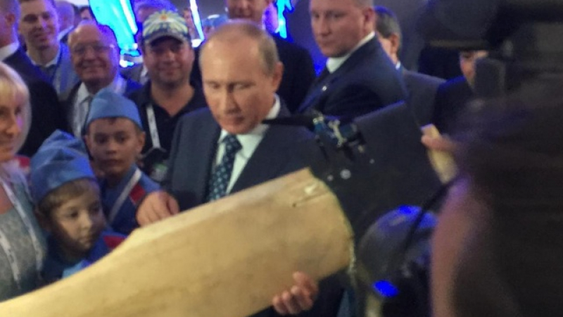 Путин видя летяща брадва на авиосалона МАКС-2015 (ВИДЕО)