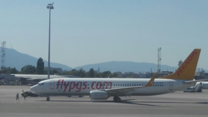 Летище София: Няма пострадали при аварийното кацане на турския самолет