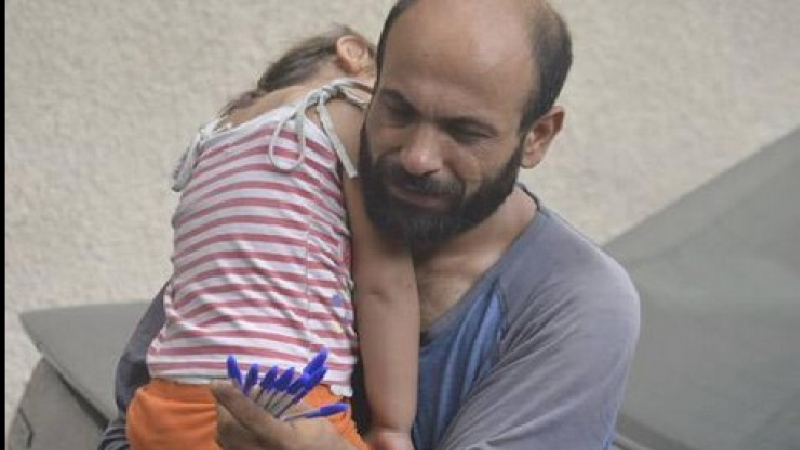 Неочаквана доброта! Хиляди поискаха да купят химикалка от бежанец и малката му дъщеря (СНИМКИ)