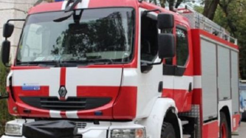 Варна в шок: Пожарни хвърчат към местен мол