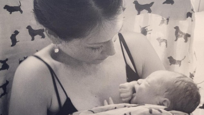 Първа СНИМКА: Луси Лиу показа сина си, роден чрез гестационно майчинство  