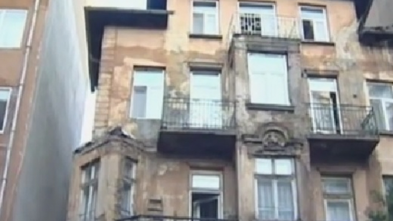 Огнената стихия в София тръгнала от тавана на хостела (ВИДЕО)