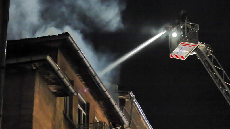 Пожарът в центъра на София в СНИМКИ