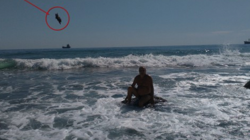 Летовници заснеха странно същество да прелита над плажа във Варна (СНИМКИ)