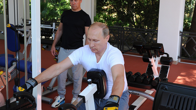 Путин и Медведев помпат богатирски мускули в Сочи (ЯКИ СНИМКИ/ВИДЕО)