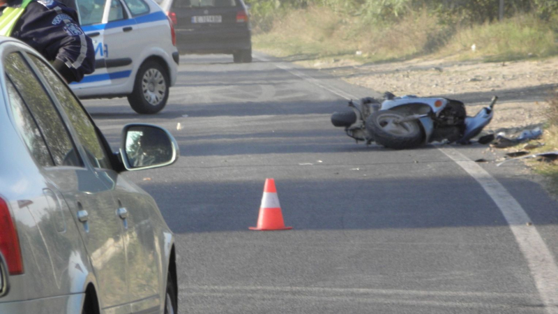 Меле на Е-79! Мотоциклетист бяга окървавен след удар на две коли и ТИР