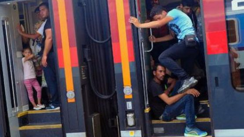 Австрийците спряха влак с 400 мигранти на границата с Унгария 
