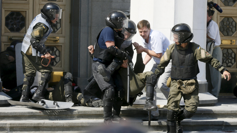Кличко: Има убити при сблъсъците пред парламента в Киев (ВИДЕО/СНИМКИ)