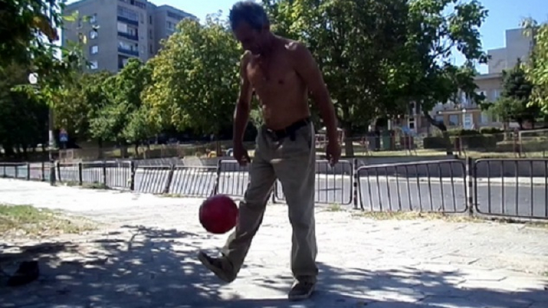 Кърджалиец никога не е тренирал футбол, но жонглира с 670 удара по топка (ВИДЕО)