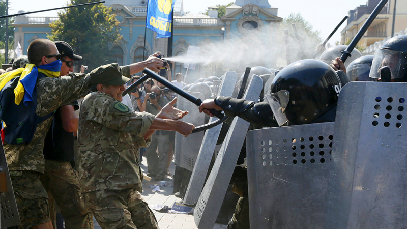 Украински политолог: Сблъсъците в Киев ще позволят на Порошенко да довърши радикалите