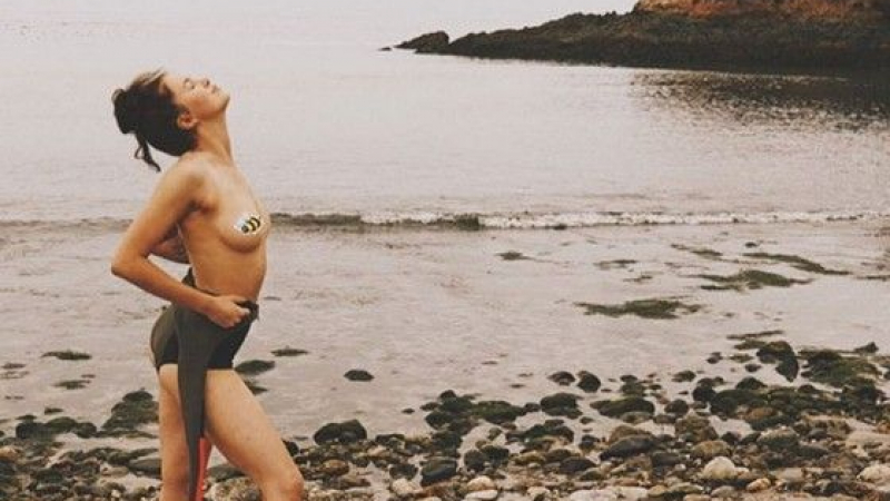 Топлес: Щерката на Ким Бейсингър лови разголена слънчевите лъчи на плажа