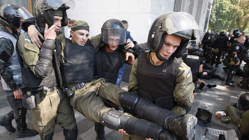 Втори полицай почина след безредиците в Киев