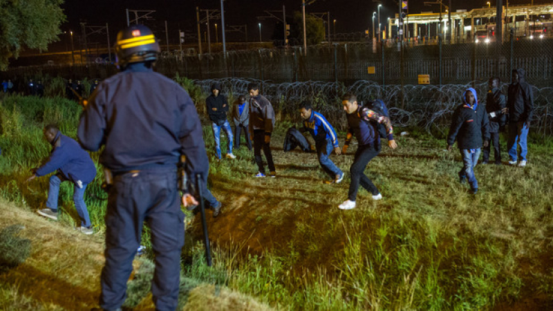 Бежанци налягаха по релсите и спряха влаковете между Франция и Германия