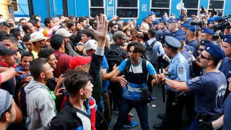 2000 мигранти спаха за втора нощ пред гарата в Будапеща