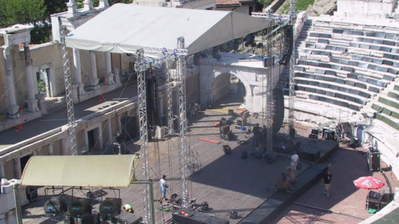 Монтираха 15-метрова сцена на Античния за Лили Иванова (СНИМКИ)