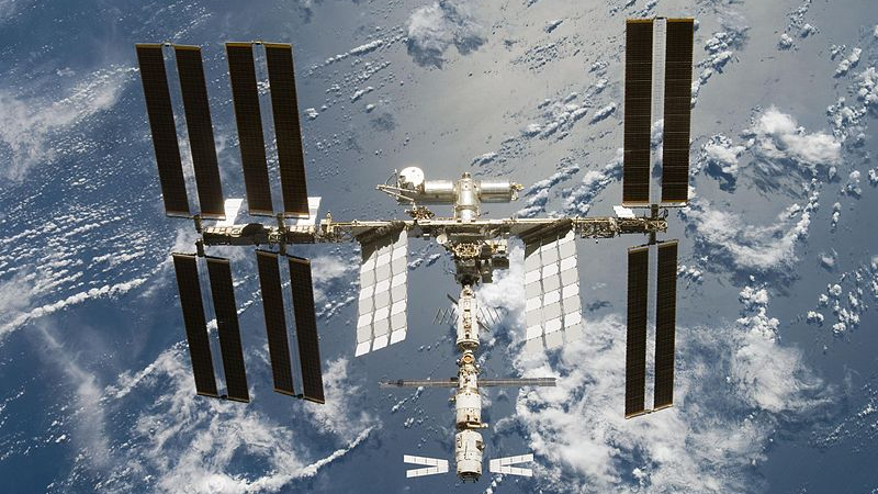 Космонавтите от МКС заснели гигантски ярки лъчи да излизат от Земята (ВИДЕО)