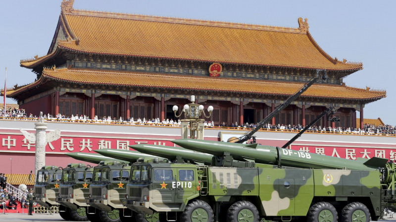 Войници като роботи и балистична ракета показа Китай на грандиозен парад (СНИМКИ/ВИДЕО)