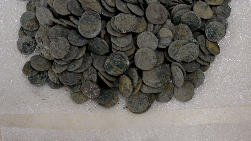 Ето го съкровището от 3000 монети, открито под ЦУМ (СНИМКИ)