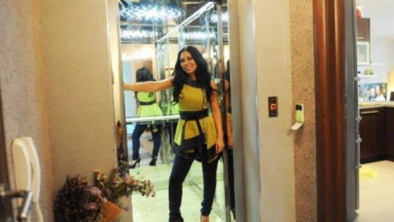 Теди Кацарова с асансьор вкъщи  